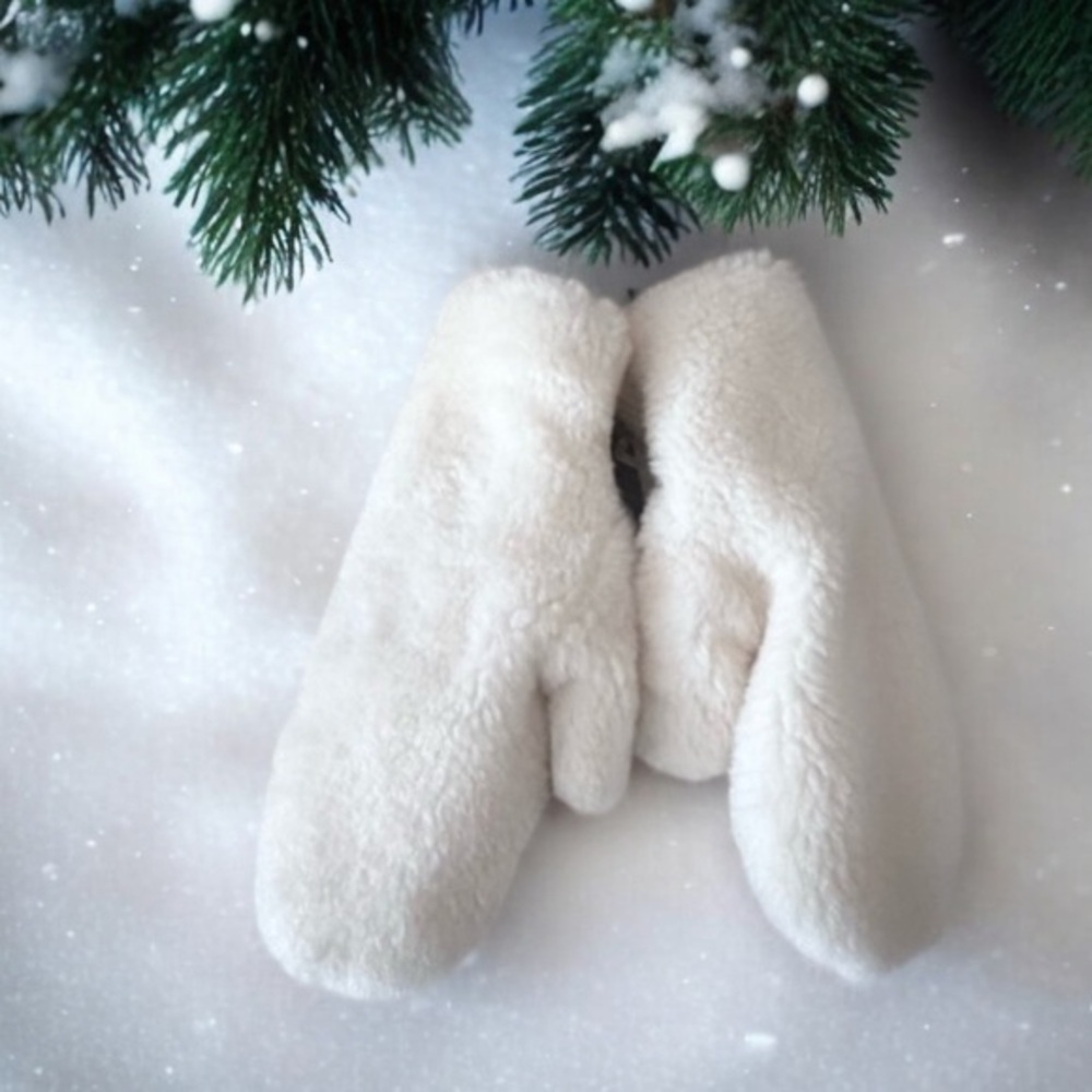 House of Harlow 1960 Ivory Fleece Mittens